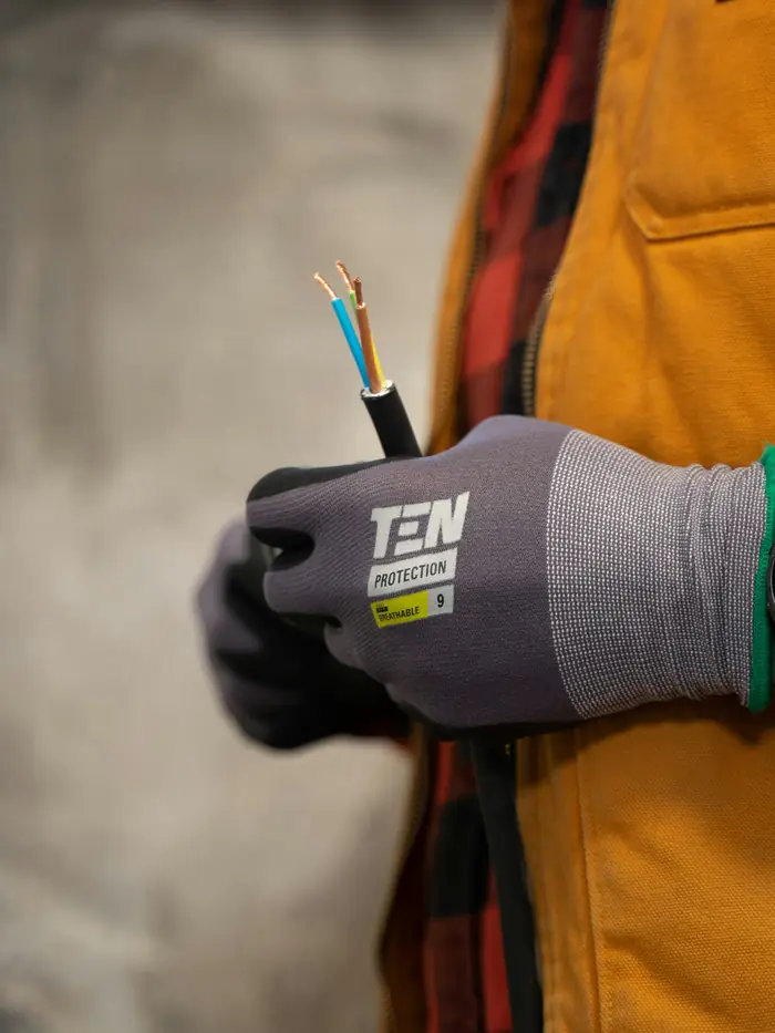 Elektriker med avisolert kabel