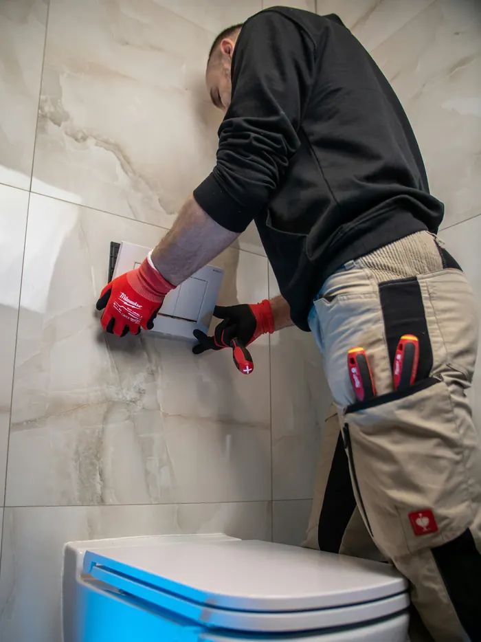 Montering av toalett under renovering