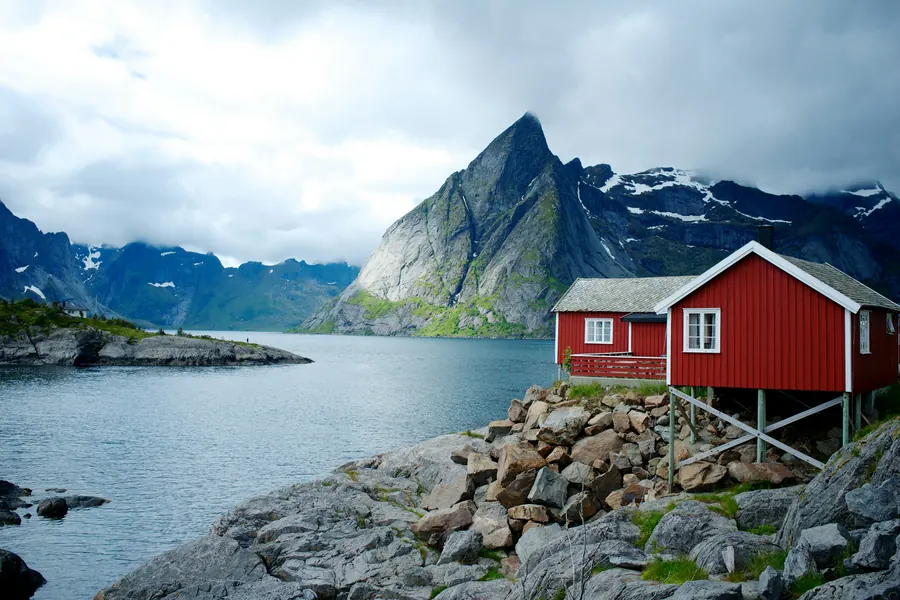 Rød rorbu ved fjorden